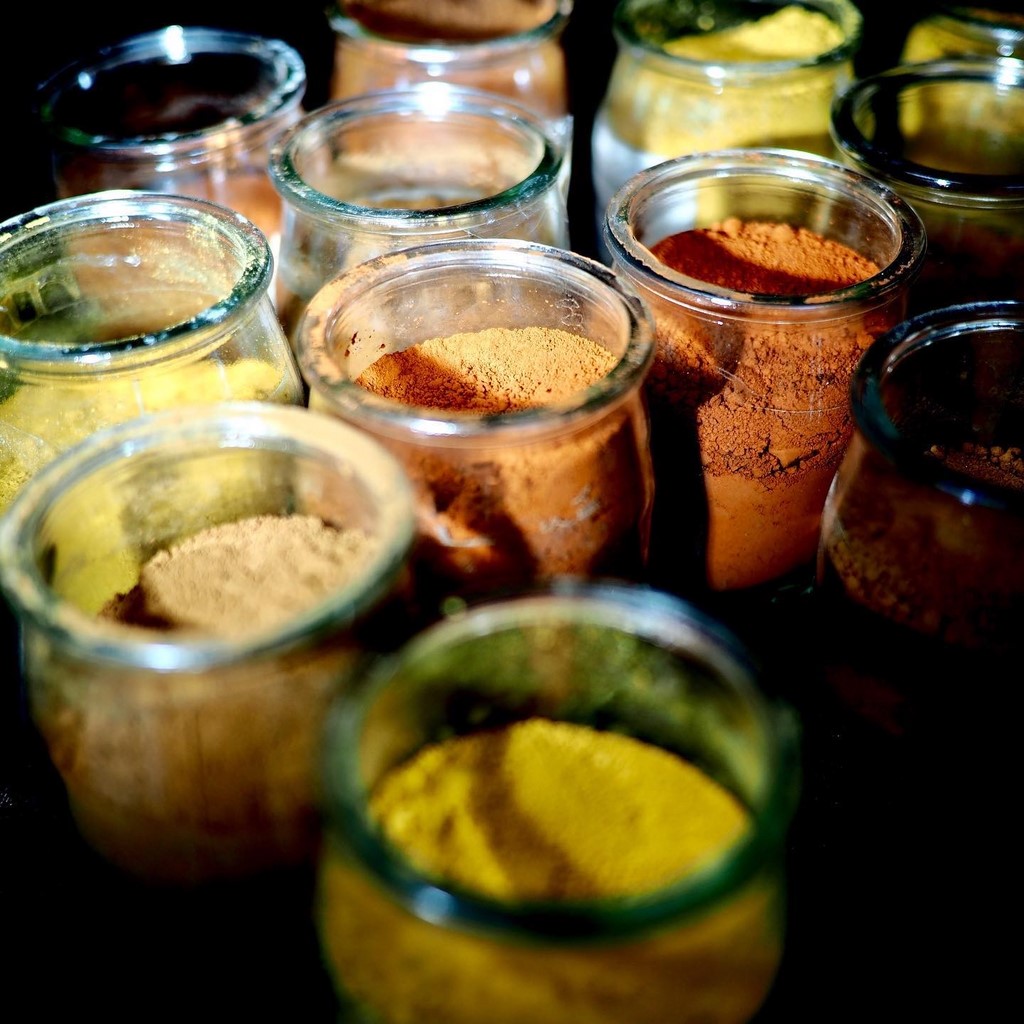 Pots de pigments de couleurs